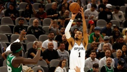 mk体育-福克斯：绿军居然沉退防文班 突破回传就是空位