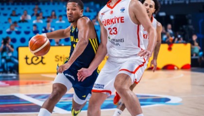 mk体育-连续6场全场最佳！决胜时刻1人统治攻防 申京24+16+6引休媒大赞