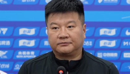 mk娱乐-略显仓促，李金羽正常出席赛前发布会，两小时后铁人官宣其下课