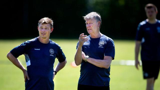 1666263030068023877.jpg le-selectionneur-danois-age-hareide-d-avec-son-adjoint-jon-dahl-tomasson-lors-d-un-entrainement-le-24-mai-2018-a-helsingor_6063372.jpg